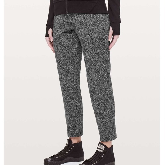 Lululemon 6 On the Fly Pant 28” Gray Ankle Lounge Casual Pants - Picture 10 of 10